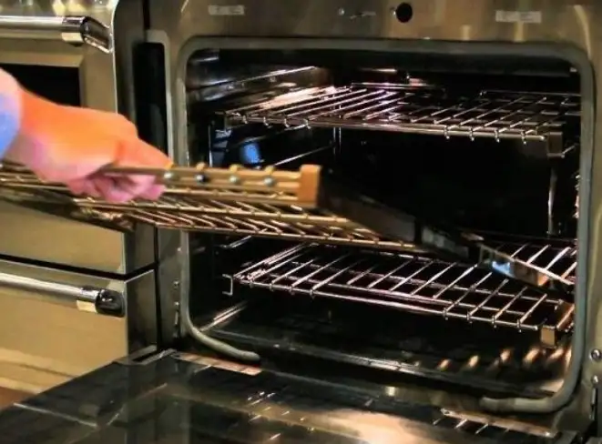 وداعاً للبقع العنيدة.. تنظيف الفرن بخطوات سهلة وبدون تعب