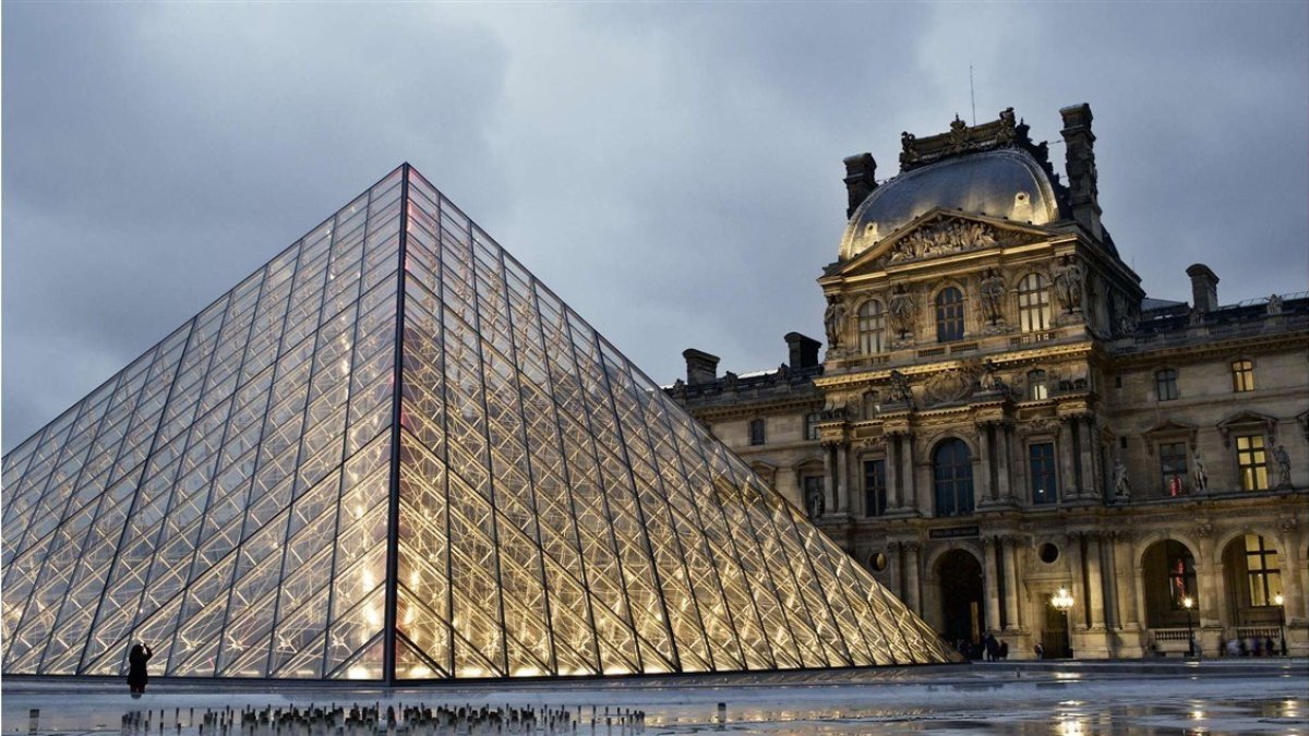 Eiffel Tower, Louvre Close Early Amid Paris Heatwave, Disappointing Tourists