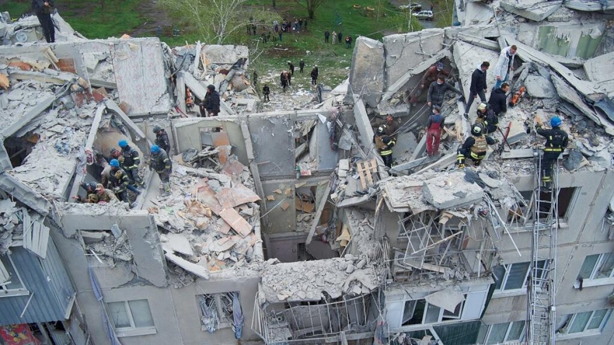 Thousands Flee as Putin Intensifies Bombardment on Coveted Donbas Cities