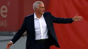 مورينيو يحتفي بفوز بنفيكا التاريخي على ريال مدريد وتأهله للملحق الأوروبي