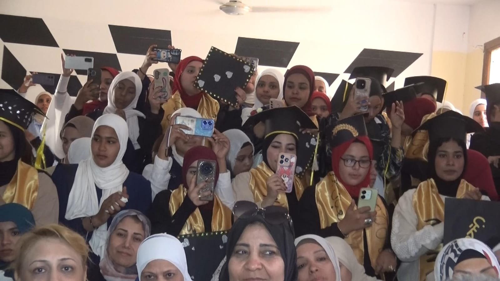 مدرسة الديمقراط الثانوية الصناعية بنات تحتفل بتخريج الدفعة السابعة بأرمنت