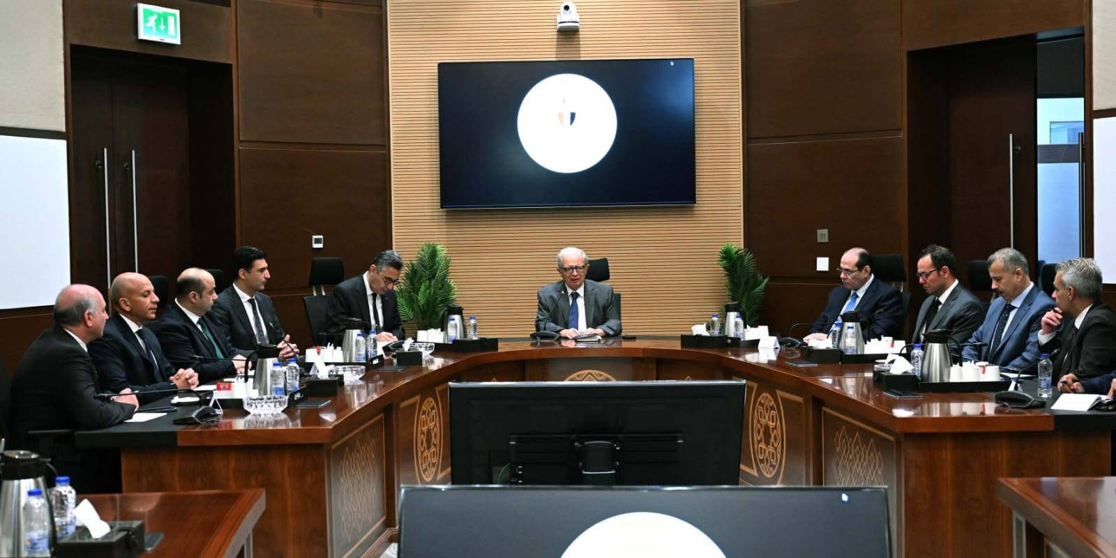 نائب رئيس الوزراء للشئون الاقتصادية يعقد اجتماعا لمتابعة جهود توفير السلع ومستلزمات الإنتاج