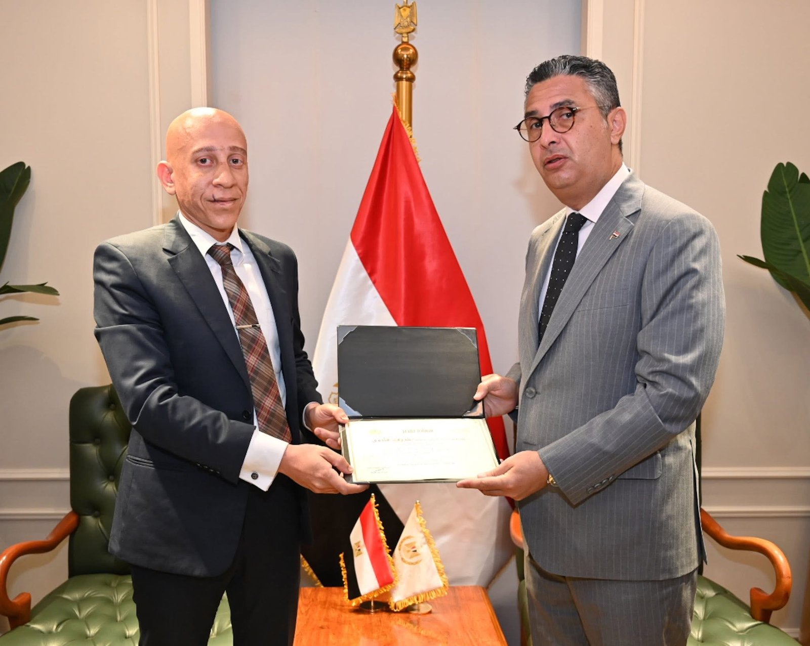 وزير التموين يكرم مفتش تموين بالإسكندرية تقديرًا لجهوده الرقابية المتميزة