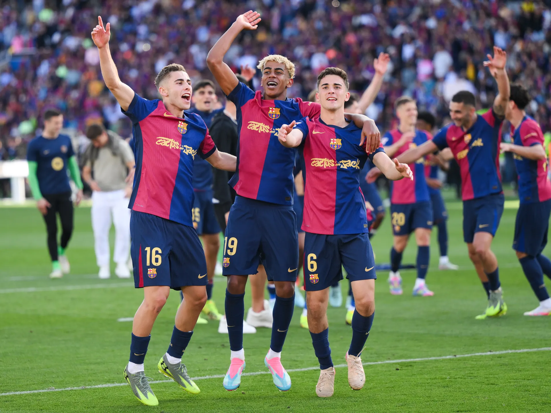 فيران توريس يسجل هدف برشلونة الثاني في كلاسيكو الدوري الإسباني