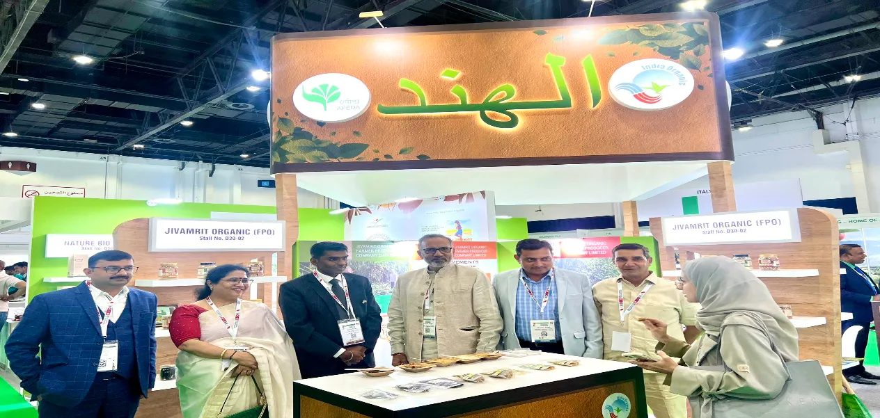 رئيس جامعة سوهاج يتفقد مشروعات طلاب الصيدلة المبتكرة