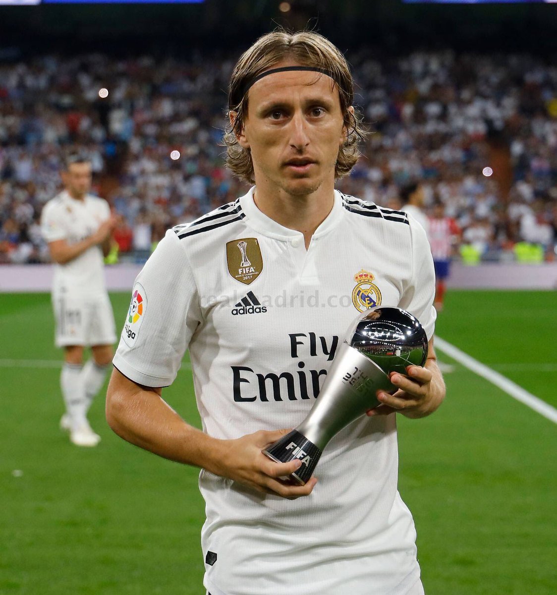استعداد مودريتش للاستمرار مع ريال مدريد يثير نقاشًا حول القيادة