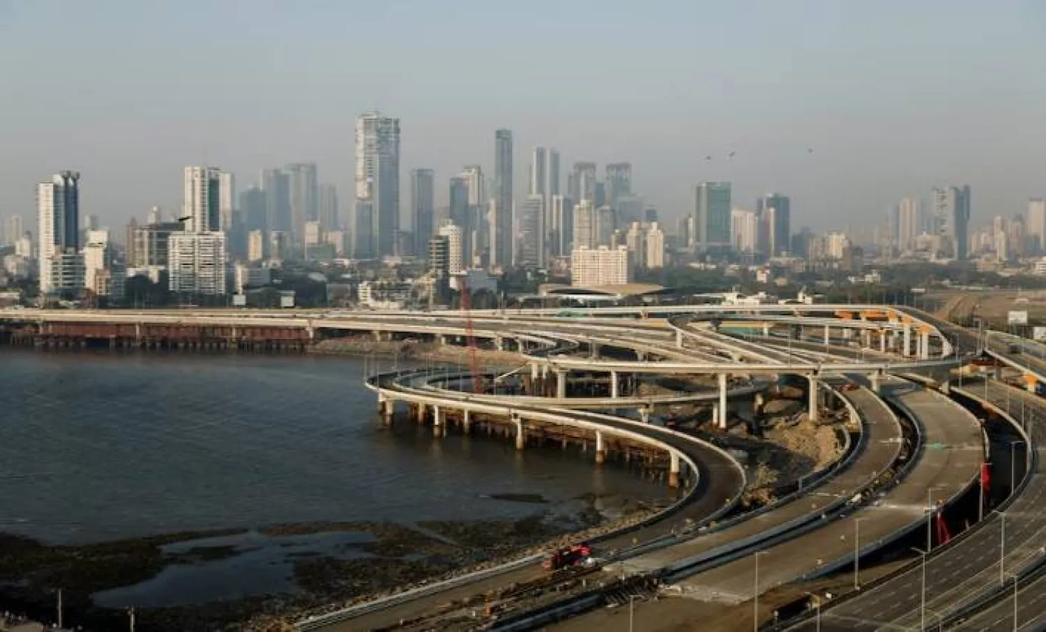 India Rushes to Contain Energy Shock Amid Currency, Growth Pressures