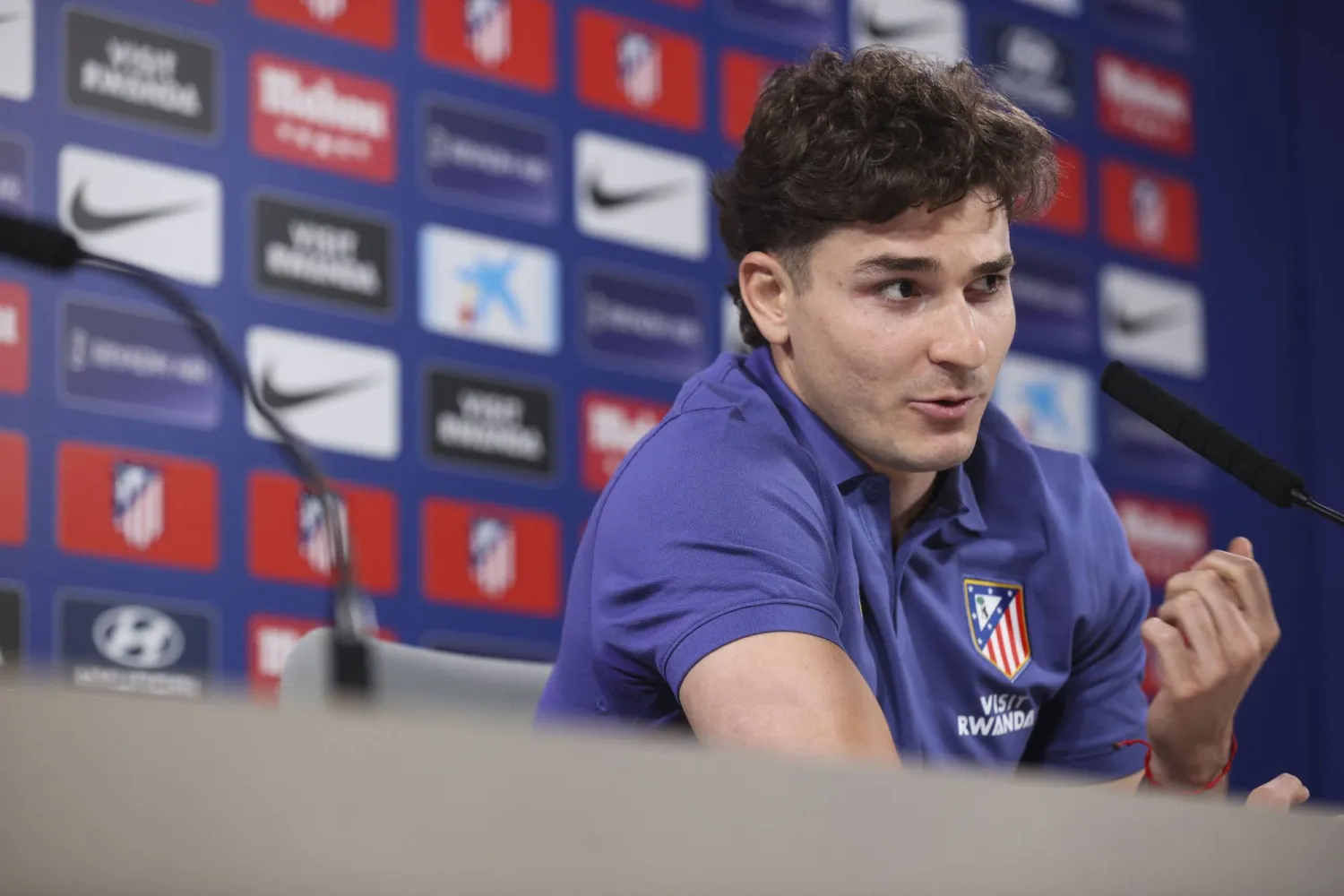 Julián Álvarez Poised to Wear Barcelona's No. 9 Shirt