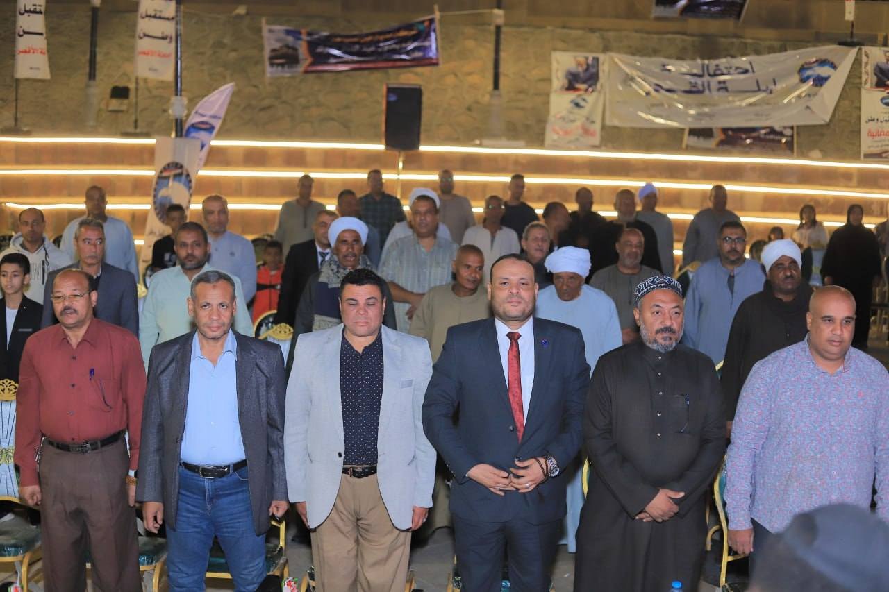د. إسماعيل العربي يكرم حفظة القرآن وأوائل الطلبة والأم المثالي