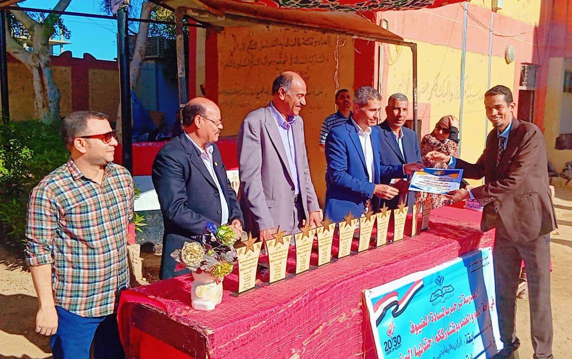  مدرسة الرزيقات قبلى الإعدادية تكرم أوائل الطلبة والفائزين بالمس