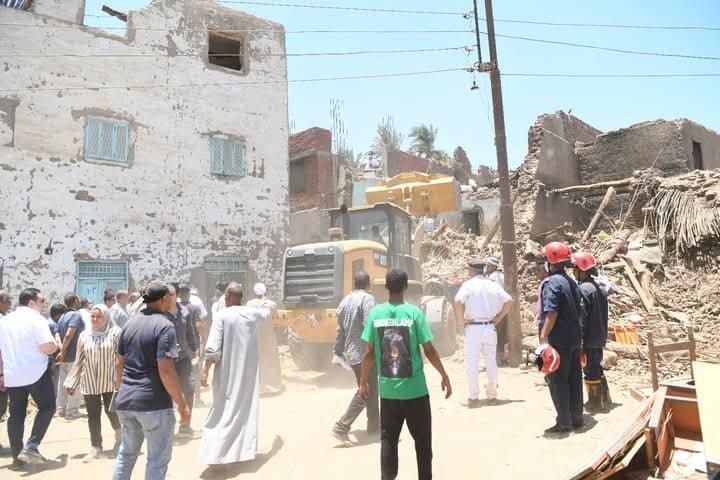 إنتشال جثة فتاة من أسفل أنقاض منزل منهار بدندرة قنا