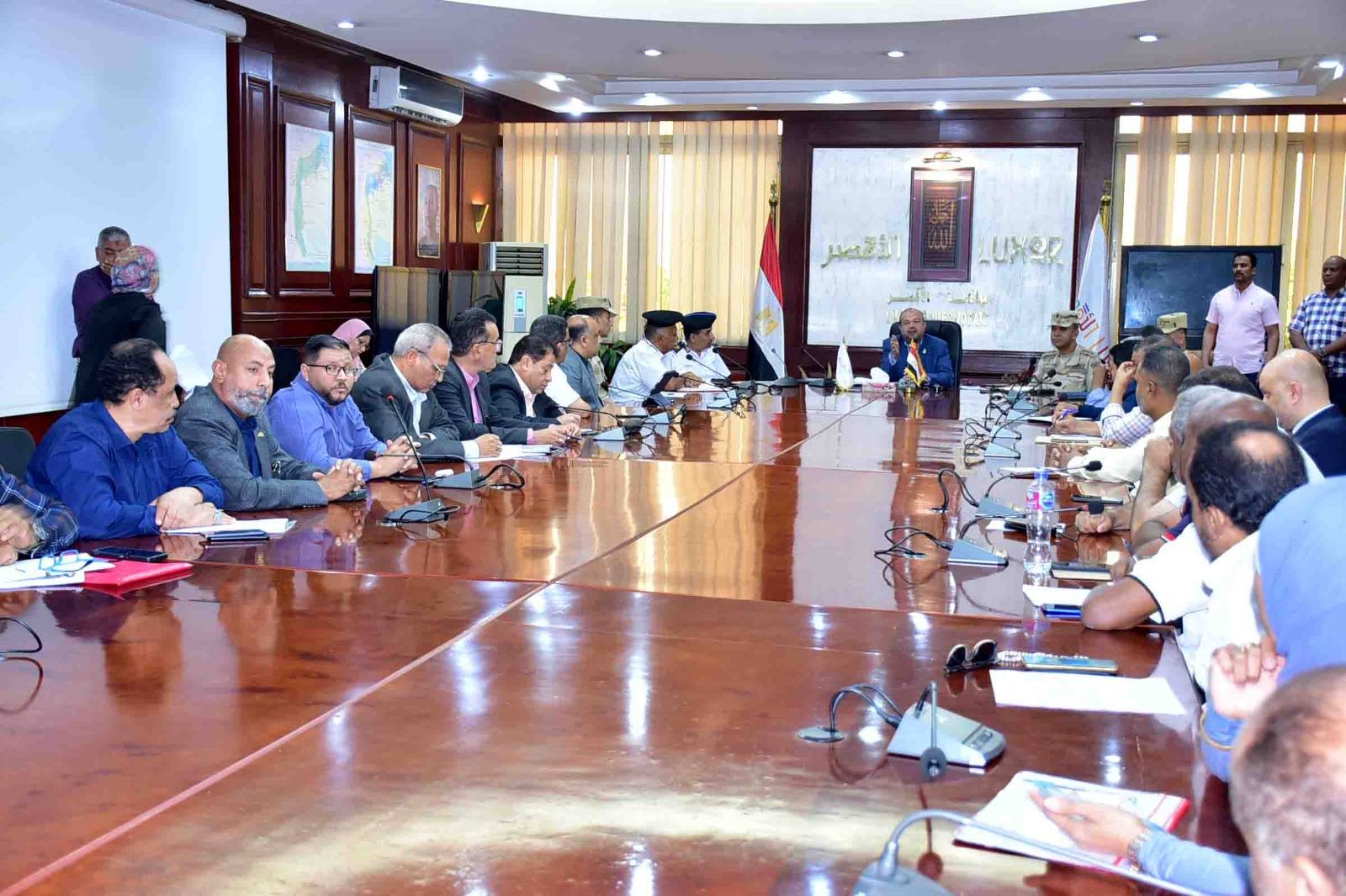 عاشور يعقد اجتماعاً للإعداد للتدريب المشترك لمجابهة الأزمات والك