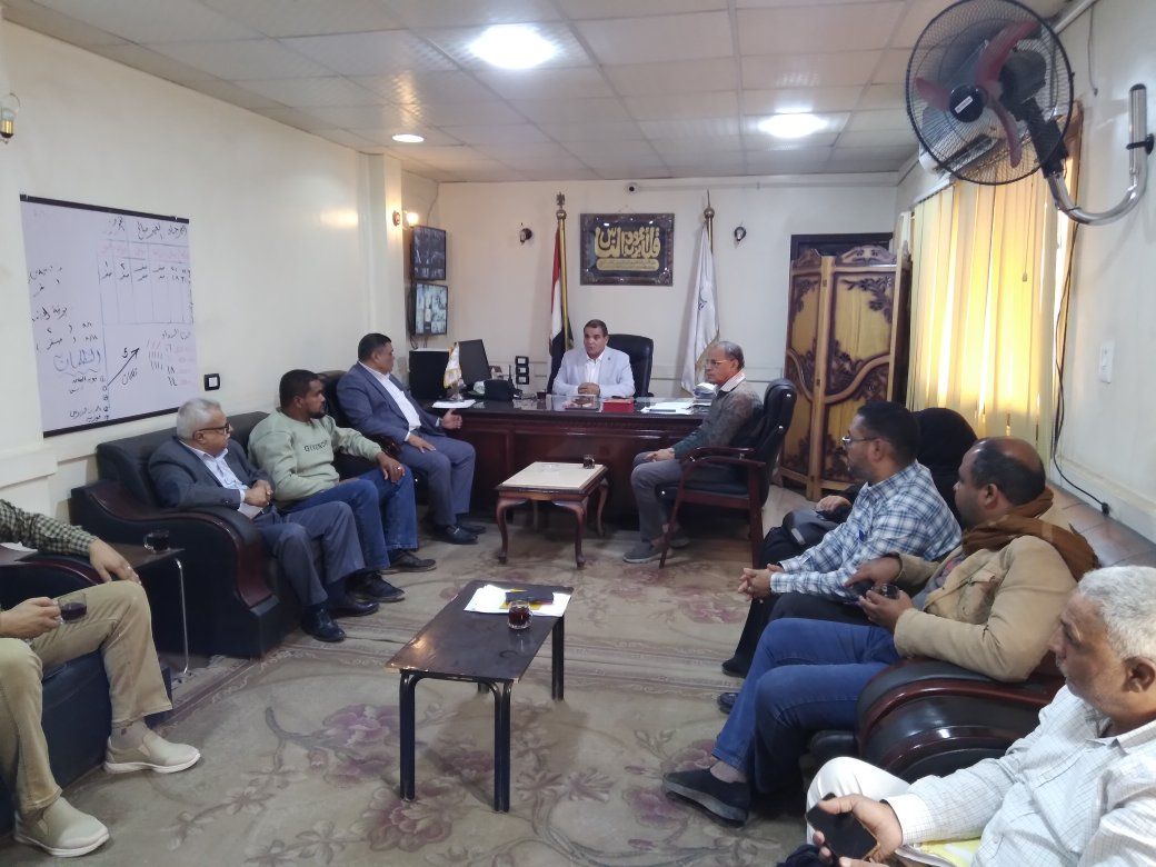 رئيس مركز ومدينة أرمنت يرأس جلسة تشاور لوضع خطة التنمية الموحدة 