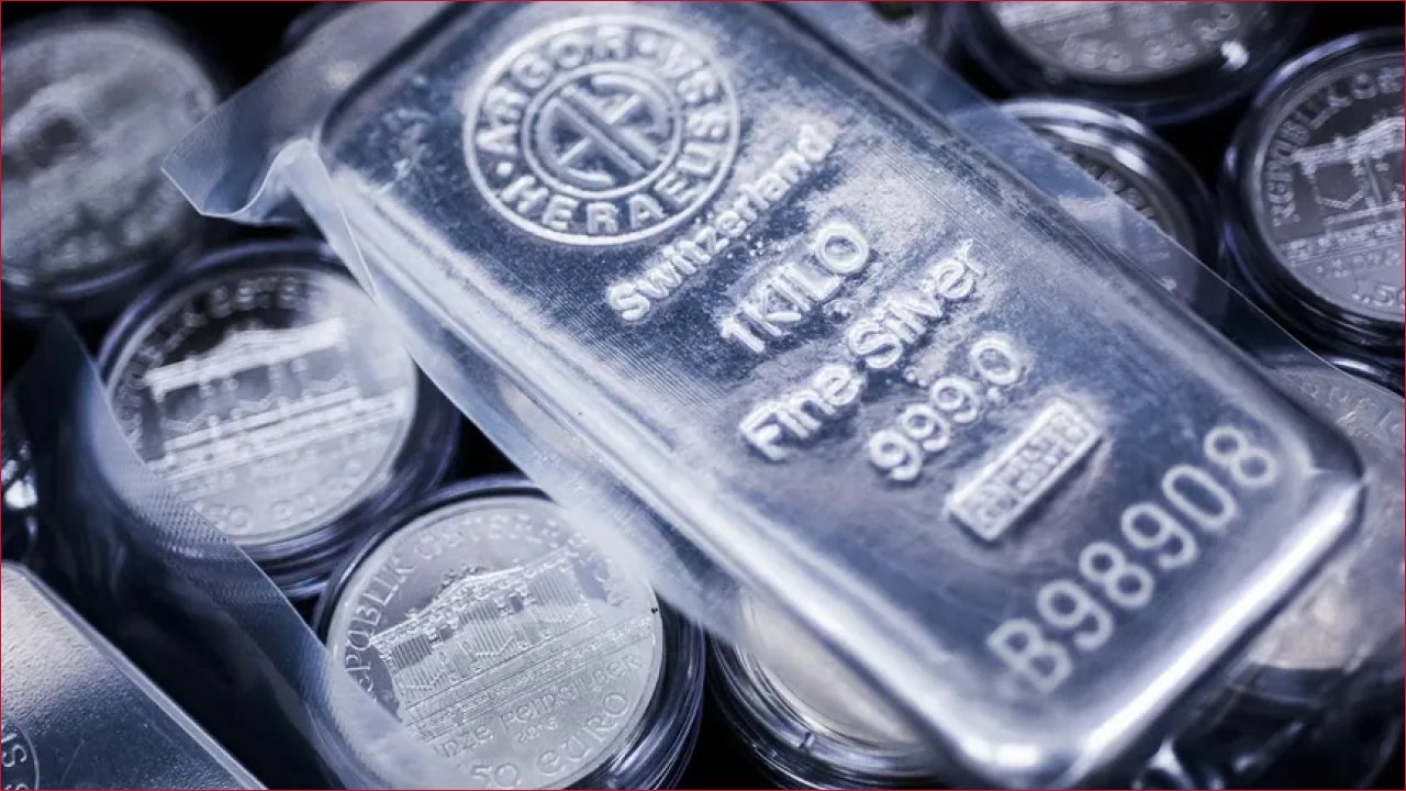 تراجع قياسي لأسعار الفضة بعد إرجاء ترامب لرسوم المعادن: تداعيات واستراتيجيات السوق