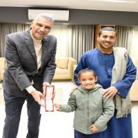 محافظ أسوان يكرم الطفلة يمنى أحمد لإبداعها في الابتهالات