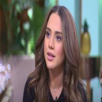 رنا رئيس تنهار باكية  « فقدت والدي وجدي في يوم واحد بسبب كورونا »