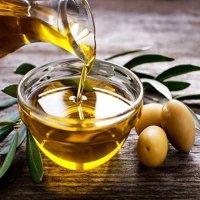 ماذا يحدث إذا دهنت جسمك بزيت الزيتون قبل النوم؟.. يصنع المعجزات