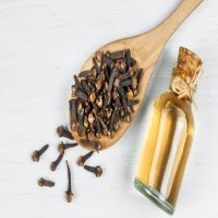 ماذا يحدث إذا وضعت حبة قرنفل تحت لسانك قبل النوم؟.. تصنع المعجزات!