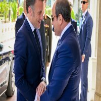السيسي  يودع  الرئيس الفرنسي بعد زيارة استمرت ثلاثة أيام 
