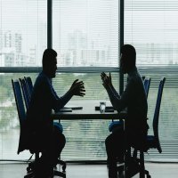 ملخص كتاب "Pre-Suasion" - روبرت سيالديني: كيف تهيئ الناس للإقناع قبل أن تتكلم!