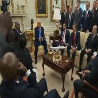 رئيس جنوب افريقيا ممازحا ترامب .. لا امتلك سيارة أهديك اياها 
