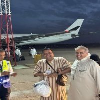 رفضت سلطات المطار  صعودة للطائرة لأداء الحج .. فتعطلت الطائرة ولم تقلع إلا به 
