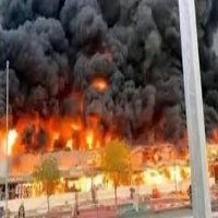 حريق هائل في ميناء الحمرية بالإمارات 