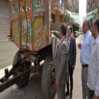 محافظ الدقهلية يصادر جرار زراعي يلقي بمخلفات على جانبي الطريق 