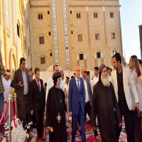 محافظ الأقصر والقيادات الأمنية يزورون دير مارجرجس بالرزيقات لتقديم التهنئة للإخوة الأقباط